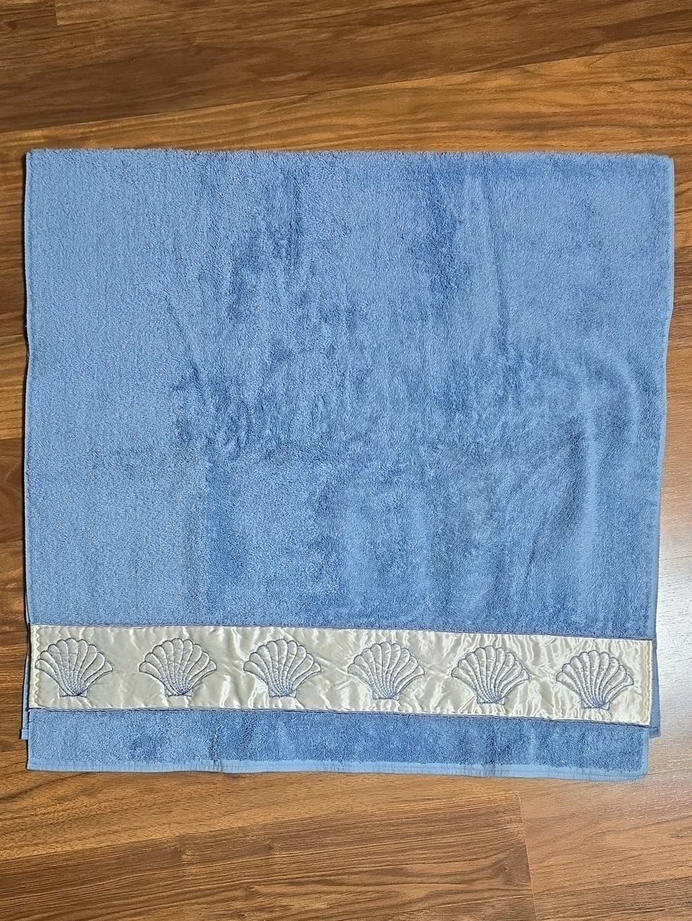 Vintage 1978 The Avanti Look Embroidered Seashell Towel